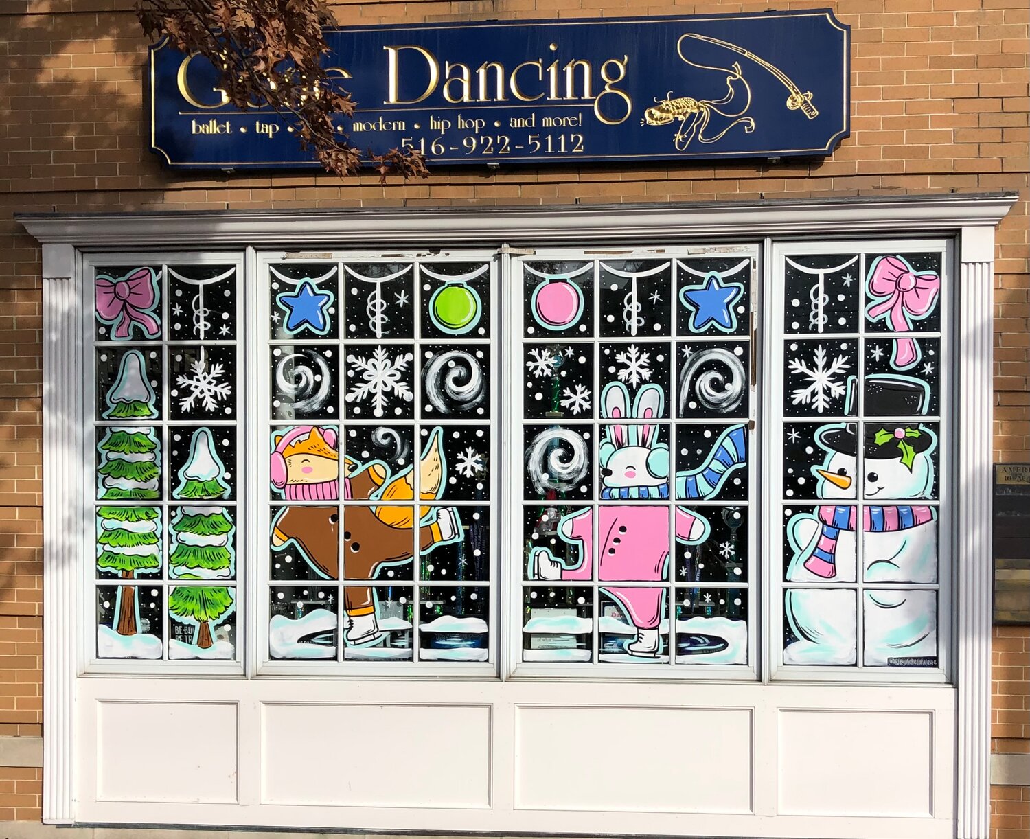 Gone Dancing wins first ever Window Decorating Contest at Oyster Bay's